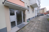 Gepflegte 2-Zimmer-Wohnung mit Balkon und Einbauküche in Mögeldorf - Hauseingang