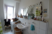 City Immobilien - Zentrumsnahe Altbauwohnung mit Balkon und Küchenzeile in Schoppershof - Badezimmer