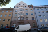 City Immobilien - Zentrumsnahe Altbauwohnung mit Balkon und Küchenzeile in Schoppershof - Hausansicht